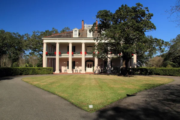 17 Aralık 2020 VACHERIE, LA: Oak Alley Plantation, Mississippi Nehri 'nin batı kıyısında, Vacherie, Louisiana' da 17 Aralık 2020 tarihinde Vacherie, Los Angeles 'ta kurulmuş tarihi bir plantasyondur.