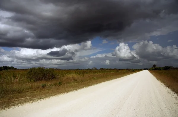 Nubes de tormenta sobre el camino de la rueda del vagón — Foto de Stock