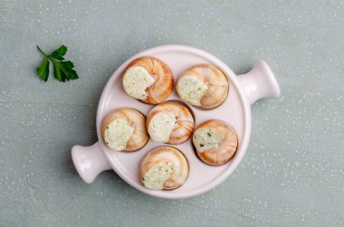 Geleneksel salyangoz ve sarımsaklı tereyağı. Seçici odak.