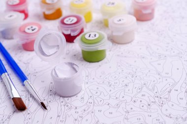 Sayılarla boyamak. Resmi boyamak için ayarlanmış, bir tuval, farklı renkte boyalar, fırçalar.. 