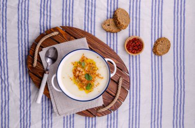 Fasulyeli sebze kremalı çorba ve tekstil arka planında baharatlı yağ. Seçici odak.