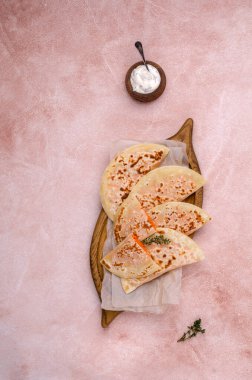 Taş zeminde sebzeli fırında ekmek. Seçici odak.