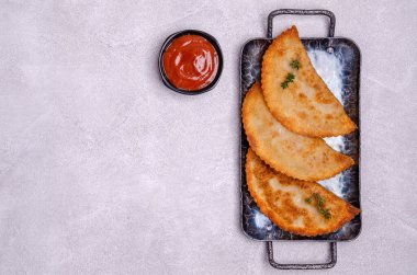 Arkaplanı hafif taşlarla doldurulmuş kızarmış bürolar. Üst Manzara. Seçici odak.