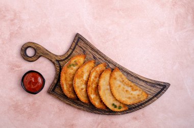 Arkaplanı hafif taşlarla doldurulmuş kızarmış bürolar. Üst Manzara. Seçici odak.