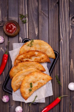 Koyu ahşap arka planda kızarmış köfteler. Üst Manzara. Seçici odak.