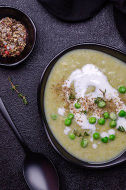 Yoğurtlu, siyah taşlı kalın sebze çorbası. Seçici odak