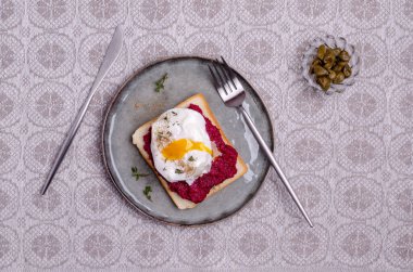 Tekstil arka planında pancar soslu ve yumurtalı sandviç. Üst Manzara. Seçici odak.