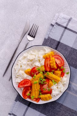 Beton bir arka planda seramik kasede taze sebze salatası. Seçici odak.