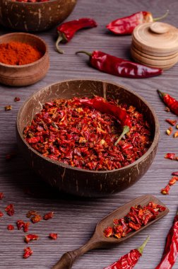 Koyu ahşap arka planda kırmızı kurutulmuş biber. Seçici odak.