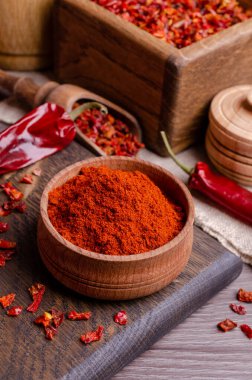 Koyu ahşap arka planda kırmızı kurutulmuş biber. Seçici odak.