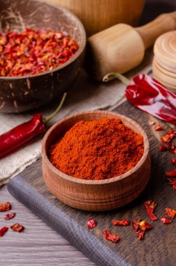 Koyu ahşap arka planda kırmızı kurutulmuş biber. Seçici odak.