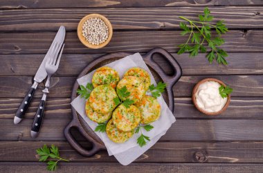 Ahşap arka planda beyaz soslu kızarmış sebze pirzolası. Seçici odak.