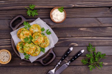 Ahşap arka planda beyaz soslu kızarmış sebze pirzolası. Seçici odak.