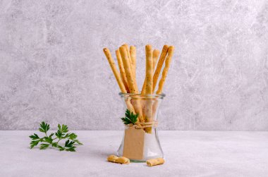 Geleneksel tuz ve maydanozlu ekmek çubukları. Seçici odak.