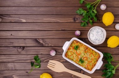 Koyu ahşap arka planda karidesli sebze güveci. Seçici odak.