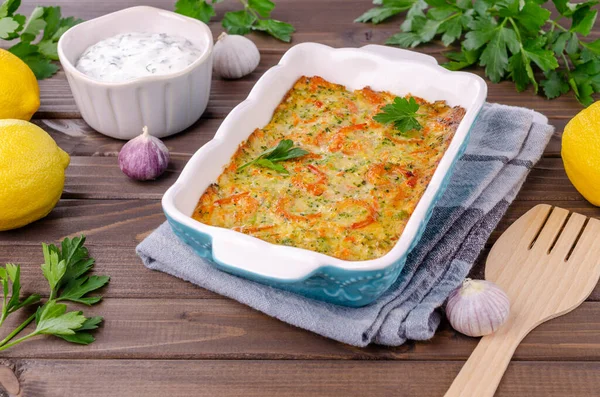 Plantaardige Ovenschotel Met Garnalen Een Donkere Houten Ondergrond Selectieve Focus — Stockfoto