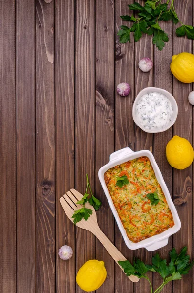 Plantaardige Ovenschotel Met Garnalen Een Donkere Houten Ondergrond Selectieve Focus — Stockfoto