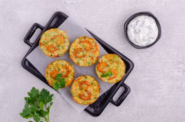 Açık gri arka planda karidesli sebzeli kek. Seçici odak.