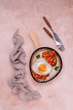 Domatesli sandviç, nohut ve kızarmış yumurta. Seçici odak.