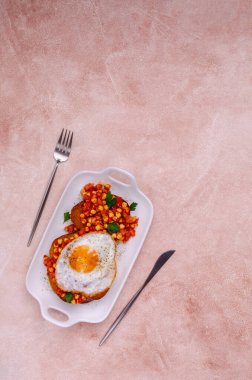 Domatesli sandviç, nohut ve kızarmış yumurta. Seçici odak.