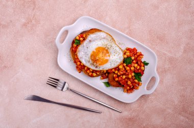 Domatesli sandviç, nohut ve kızarmış yumurta. Seçici odak.