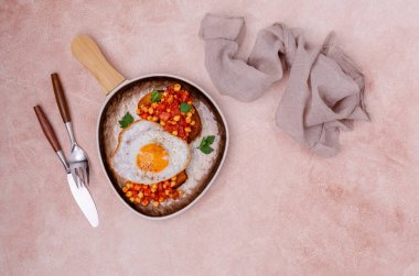 Domatesli sandviç, nohut ve kızarmış yumurta. Seçici odak.