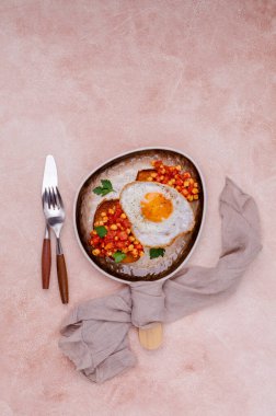 Domatesli sandviç, nohut ve kızarmış yumurta. Seçici odak.