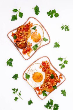 Domatesli sandviç, nohut ve kızarmış yumurta. Seçici odak.