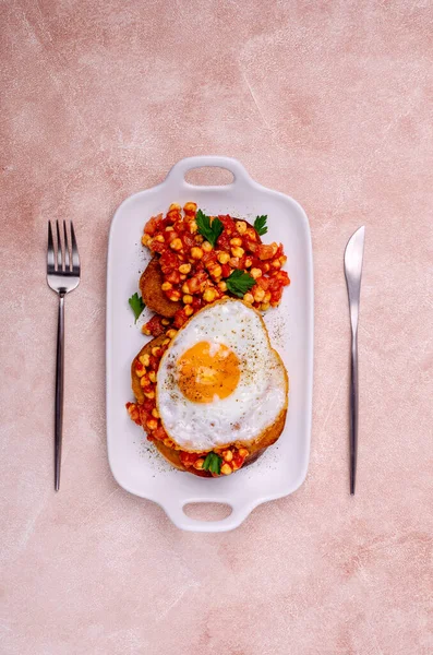 トマトとひよこ豆と揚げ卵とサンドイッチ 選択的焦点 — ストック写真