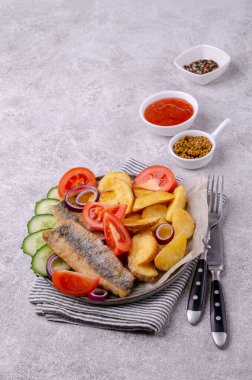 Kızarmış patates ve taze sebzeli balık filetosu. Seçici odak.