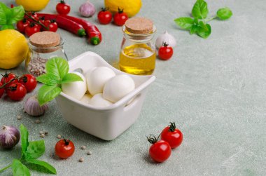 Salata malzemeli mozzarella peyniri. Yeşil arka plan. Üst Manzara. Seçici odak.
