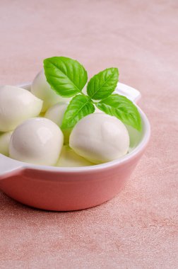 Salata malzemeli mozzarella peyniri. Pembe arka plan. Üst Manzara. Seçici odak.
