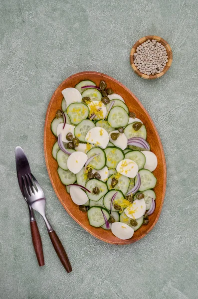 Insalata Cetrioli Formaggio Capperi Scorza Limone Fondo Verde Vista Dall — Foto Stock