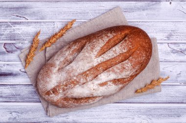 Hafif ahşap arka planda geleneksel siyah ekmek. Üst görünüm.