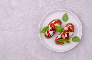 Açık gri arka planda sebzeli ve peynirli sandviç. Üst Manzara. Seçici odak.