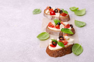 Açık gri arka planda sebzeli ve peynirli sandviç. Üst Manzara. Seçici odak.