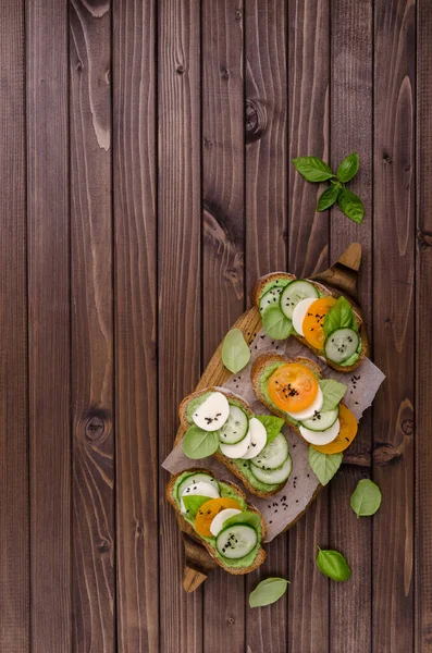 Roti Lapis Dengan Sayuran Keju Dan Saus Hijau Latar Belakang — Stok Foto