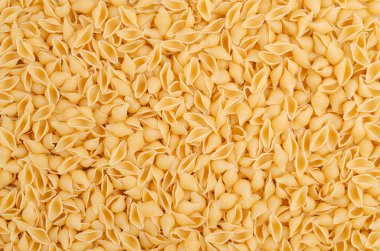 Tekstil arka planında kuru kabuklu makarna. Üst Manzara. Boşluğu kopyala.