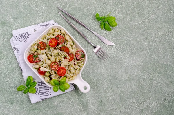 Pasta Cáscara Con Tomates Pesto Plato Cerámica Sobre Fondo Cemento — Foto de Stock