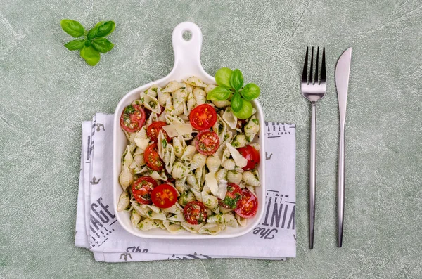 Pasta Cáscara Con Tomates Pesto Plato Cerámica Sobre Fondo Cemento — Foto de Stock