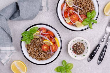 Çimento arka planında karabuğday ve sebzeli salata. Seçici odak.