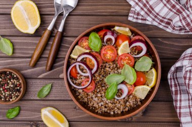 Ahşap arka planda karabuğday ve sebzeli salata. Seçici odak.