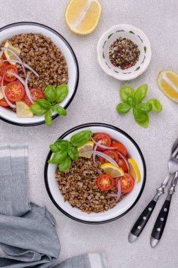 Çimento arka planında karabuğday ve sebzeli salata. Seçici odak.