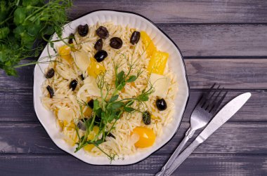 Sebzeli küçük makarna ve ahşap arka planda bir tabakta bezelye filizi. Üst Manzara. Seçici odak.