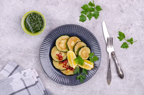 Calabacín Frito Con Salsa Verde Sobre Fondo Cemento Vista Superior — Foto de Stock