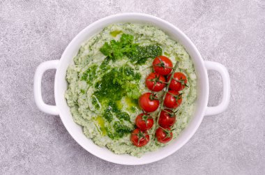 Domatesli patates püresi ve arka planda yeşil sos. Üst Manzara. Seçici odak.