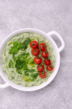 Domatesli patates püresi ve arka planda yeşil sos. Üst Manzara. Seçici odak.