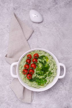 Domatesli patates püresi ve arka planda yeşil sos. Üst Manzara. Seçici odak.