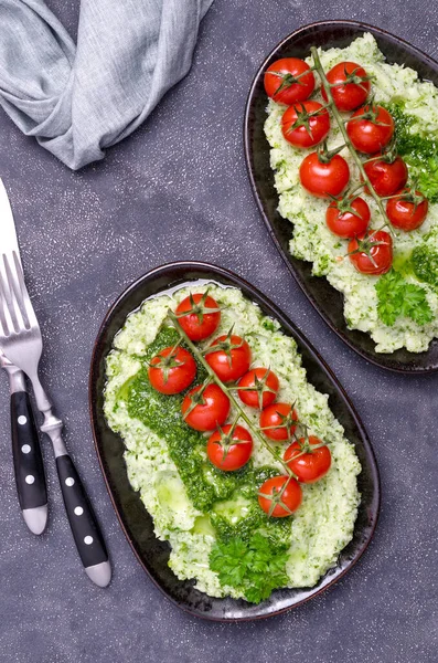 Puré Papas Con Tomates Salsa Verde Sobre Fondo Piedra Vista — Foto de Stock