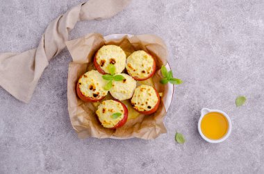 Taş bir arka planda peynirle doldurulmuş domates yahnisi. Seçici odak.